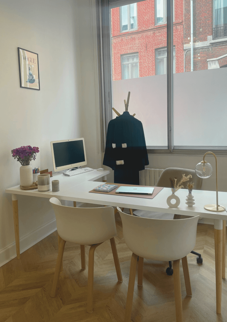 Photo du cabinet de Maître Troufléau Clémence, avocate au Barreau de Lille, avec son bureau et sa robe d'avocat